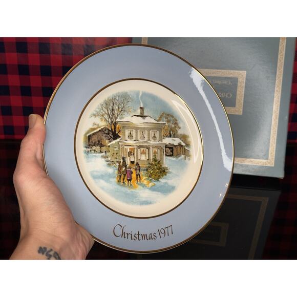 NIB Avon Christmas Plate 1977 Carollers in the Snow Wedgwood (Tunstall) - Picture 2 of 7
